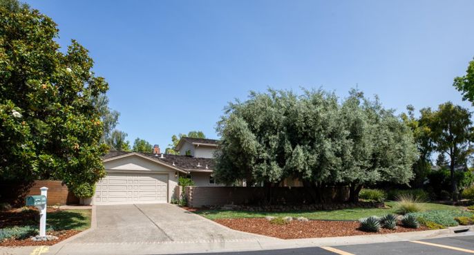 Attached, Exterior, Facade, Mediterranean