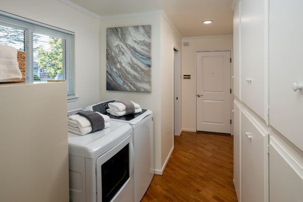 Interior, Recessed Lighting, Washer, Wood Texture Flooring