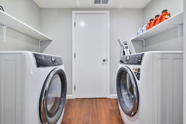 Interior, Washer, Wood Texture Flooring