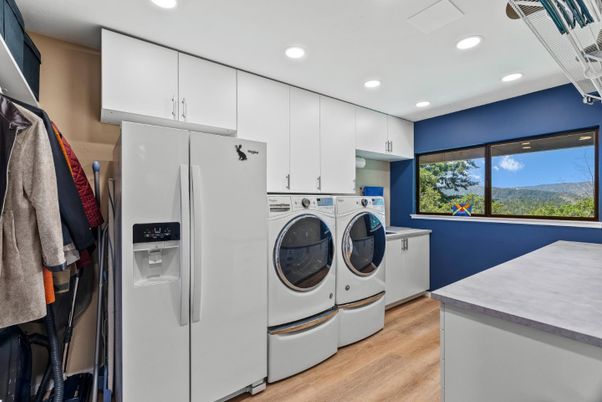 Interior, Recessed Lighting, Washer, Wood Texture Flooring