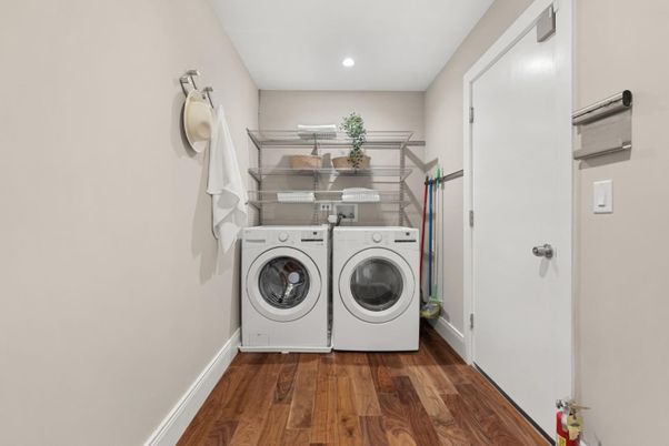 Interior, Recessed Lighting, Washer, Wood Texture Flooring