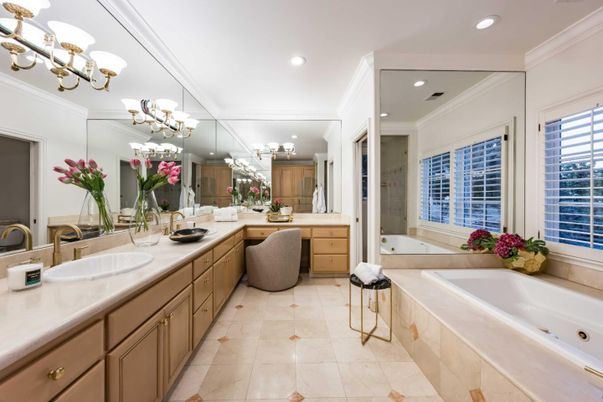 Bathroom, Dual Sink Vanities, Interior, Recessed Lighting