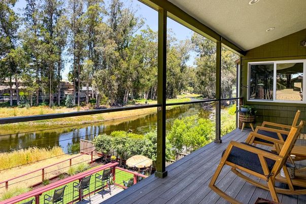 Exterior, Interior, Sun Room, Water