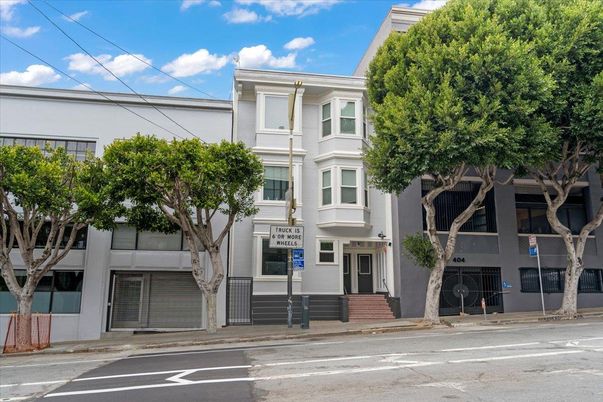 Exterior, Facade, Rowhouse