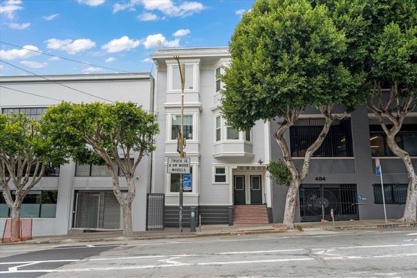 Exterior, Facade, Rowhouse