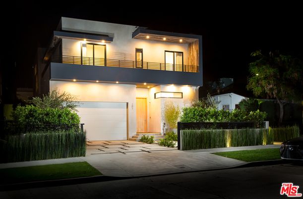 Attached, Exterior, Facade, Modern