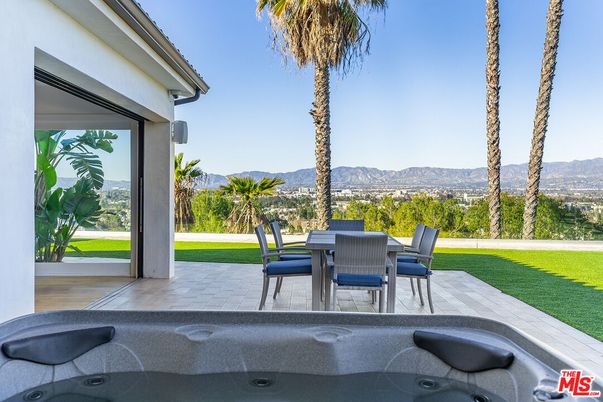 Exterior, Hot Tub