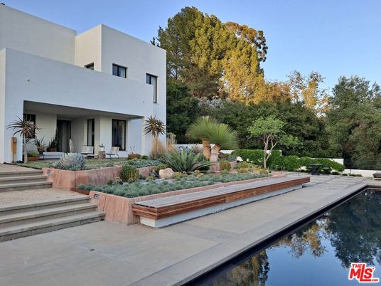 Backyard, Exterior, Facade, Modern