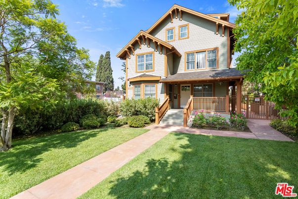 Backyard, Exterior, Facade, Queen Anne Victorian