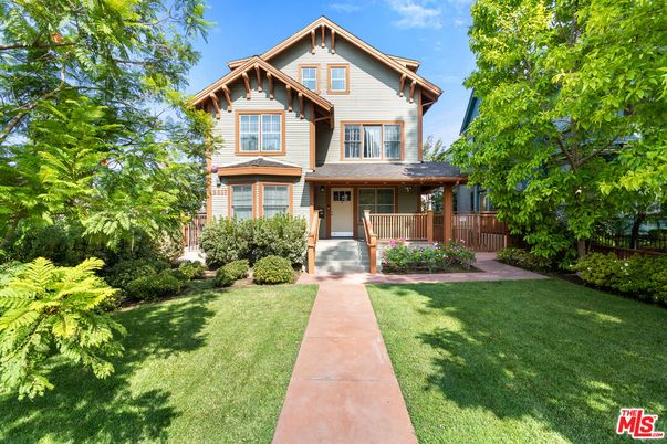 Backyard, Exterior, Facade, Queen Anne Victorian