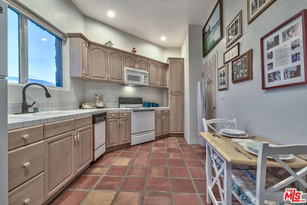 Dining room, Interior, Kitchen, Recessed Lighting, Tile Countertops