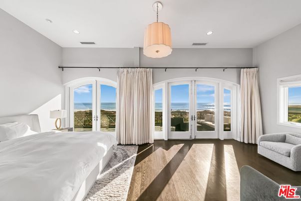Bedroom, Interior, Pendant Lights, Recessed Lighting, Water, Wood Texture Flooring