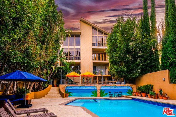 Exterior, Pool