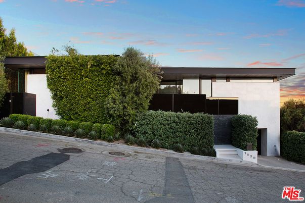 Exterior, Facade, Modern