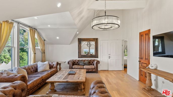 Interior, Living room, Pendant Lights, Recessed Lighting, Wood Texture Flooring