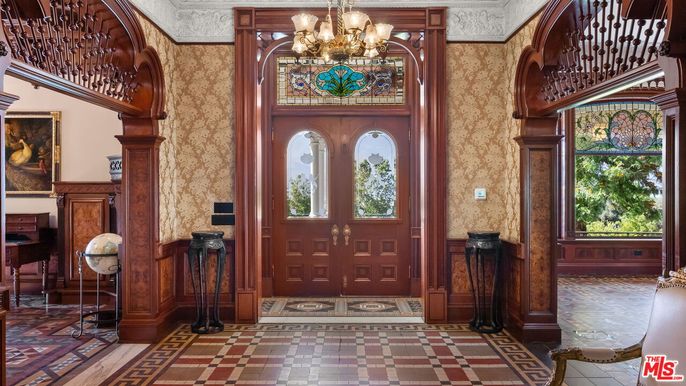 Chandelier, Interior