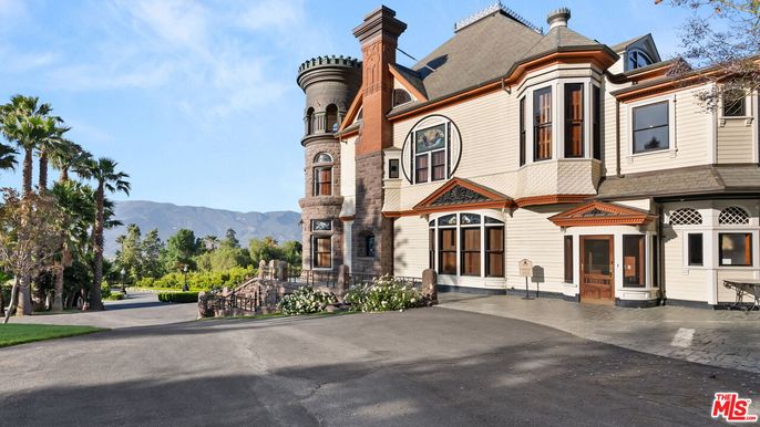 Exterior, Facade, Queen Anne Victorian