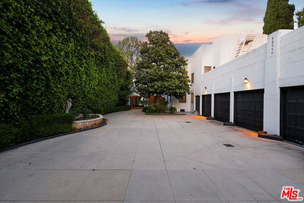 Attached, Exterior, Facade, Modern