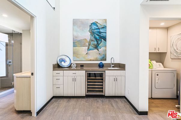 Interior, Recessed Lighting, Washer, Wood Texture Flooring
