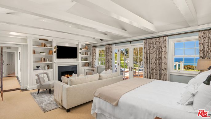 Bedroom, Fireplace, Interior, Recessed Lighting, Water