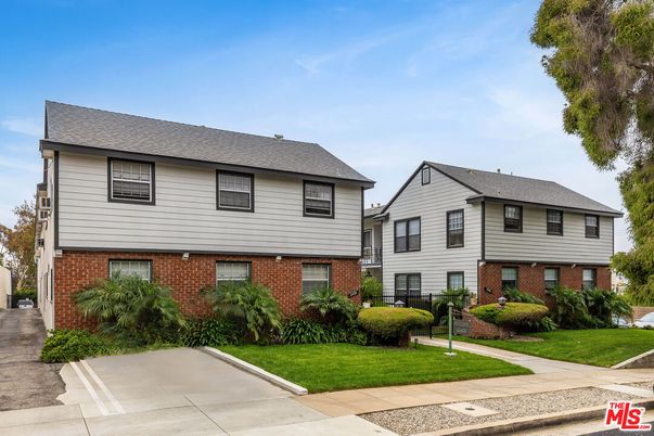 Exterior, Facade, Brick Facade, Split Level