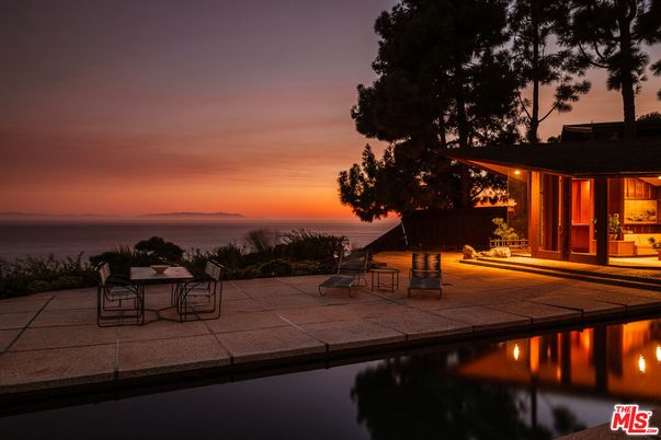 Exterior, Pool, Water