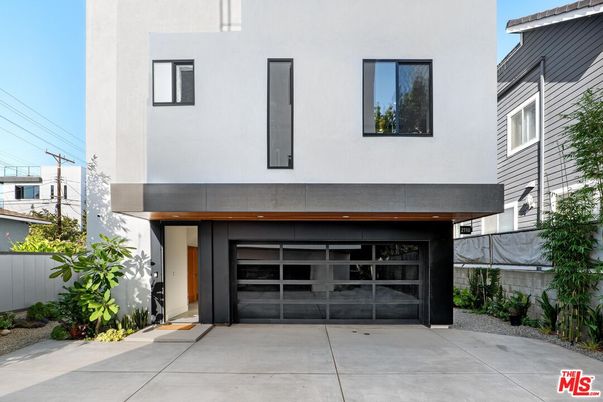 Attached, Exterior, Facade, Modern
