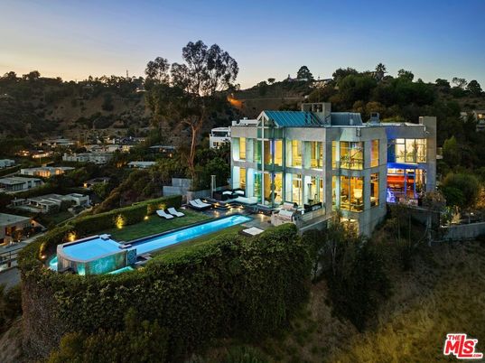 Exterior, Facade, Pool, Modern
