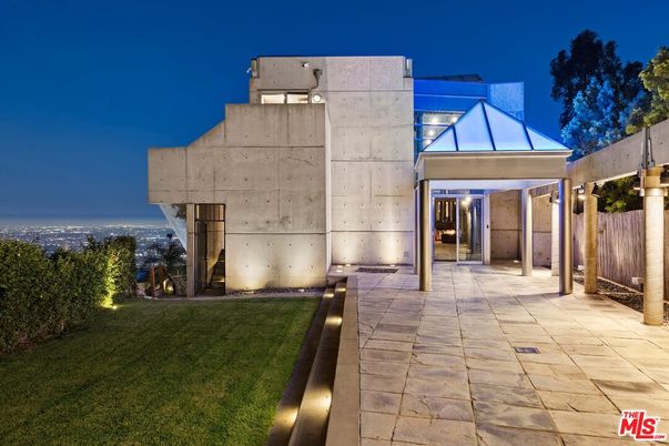 Backyard, Exterior, Facade, Modern