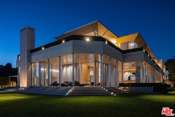 Backyard, Exterior, Facade, Modern