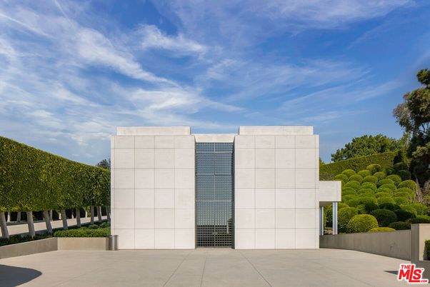 Exterior, Facade, Highrise