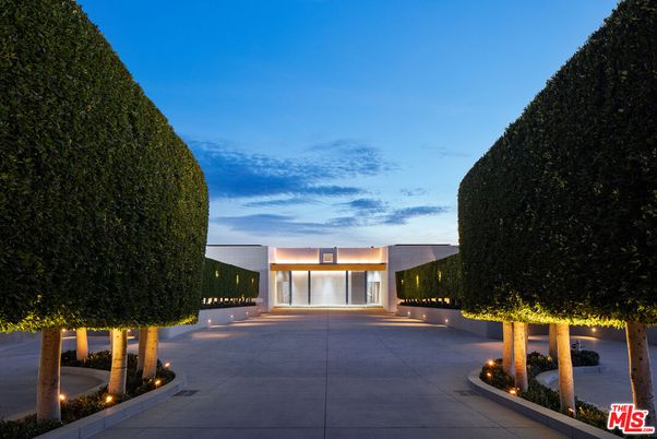 Backyard, Exterior, Facade, Modern