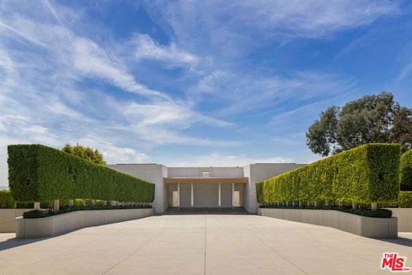 Exterior, Facade, Modern