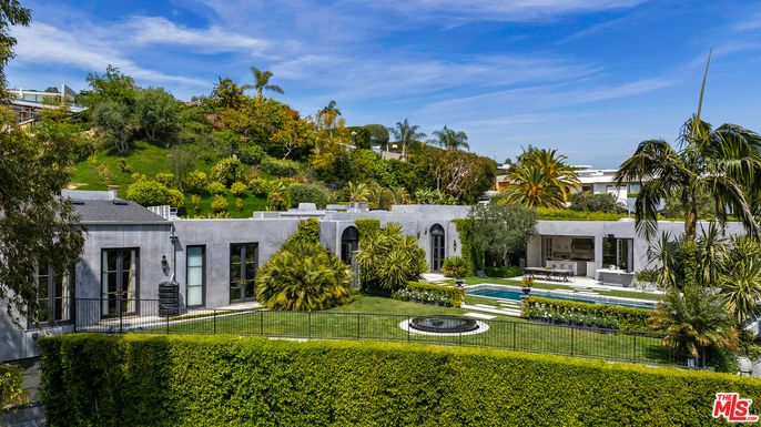 Backyard, Exterior, Facade, Pool, Modern