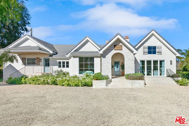 Exterior, Facade, Farmhouse