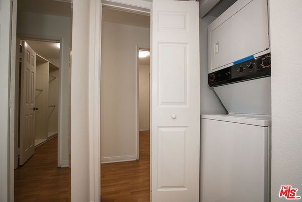 Interior, Utility Closets, Washer, Wood Texture Flooring