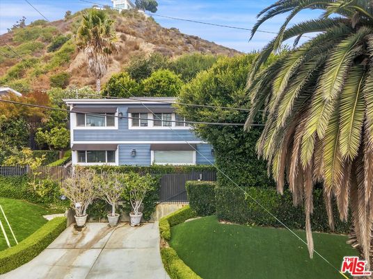 Backyard, Exterior, Facade, Raised Ranch