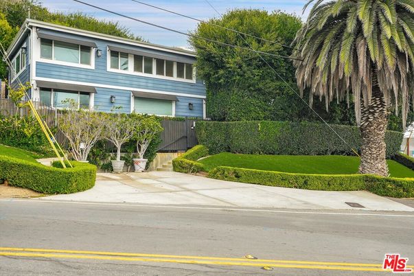 Exterior, Facade, Raised Ranch