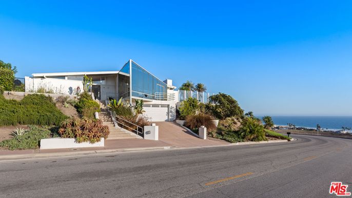 Attached, Exterior, Facade, Water, Modern