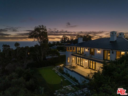 Backyard, Exterior, Facade, Modern
