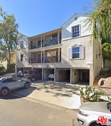 Exterior, Facade, Rowhouse