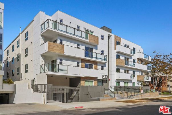 Exterior, Facade, Modern