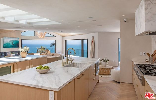 Interior, Kitchen, Recessed Lighting, Water, Wood Texture Flooring