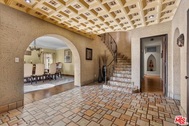 Chandelier, Dining room, Interior, Recessed Lighting, Wood Texture Flooring