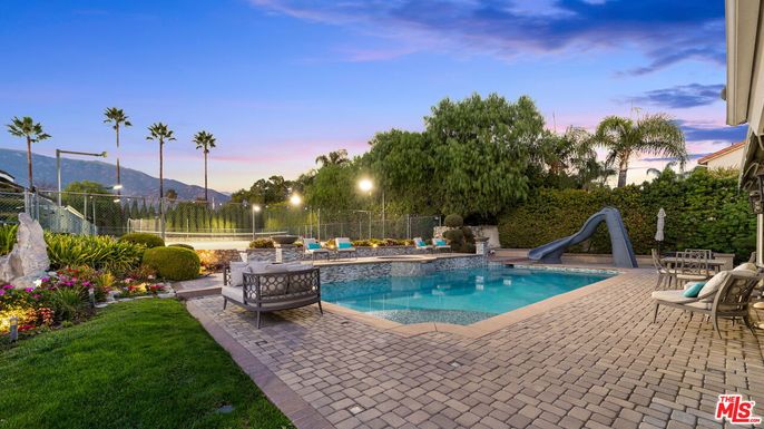 Exterior, Playground, Pool