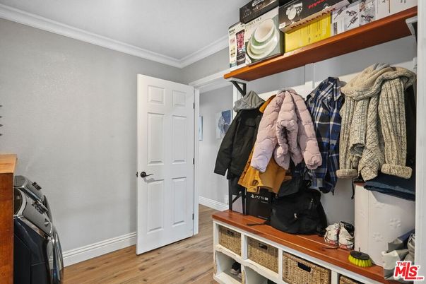 Interior, Washer, Wood Texture Flooring