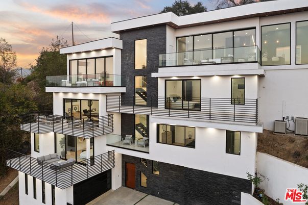 Exterior, Facade, Modern