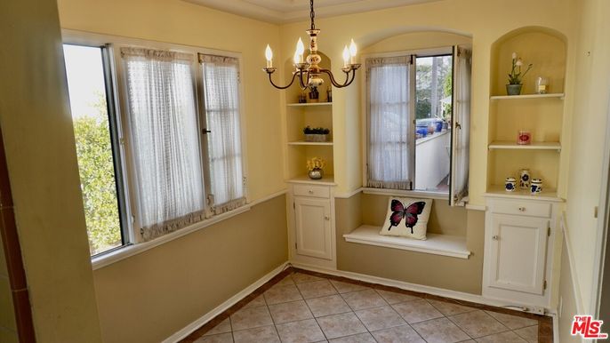 Chandelier, Interior