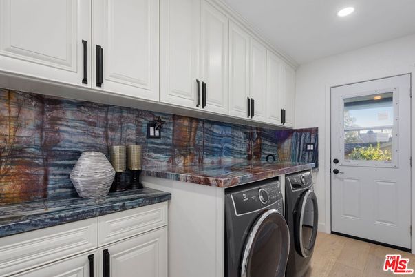 Interior, Recessed Lighting, Washer, Wood Texture Flooring
