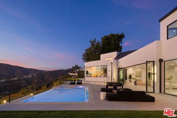 Exterior, Facade, Pool, Modern